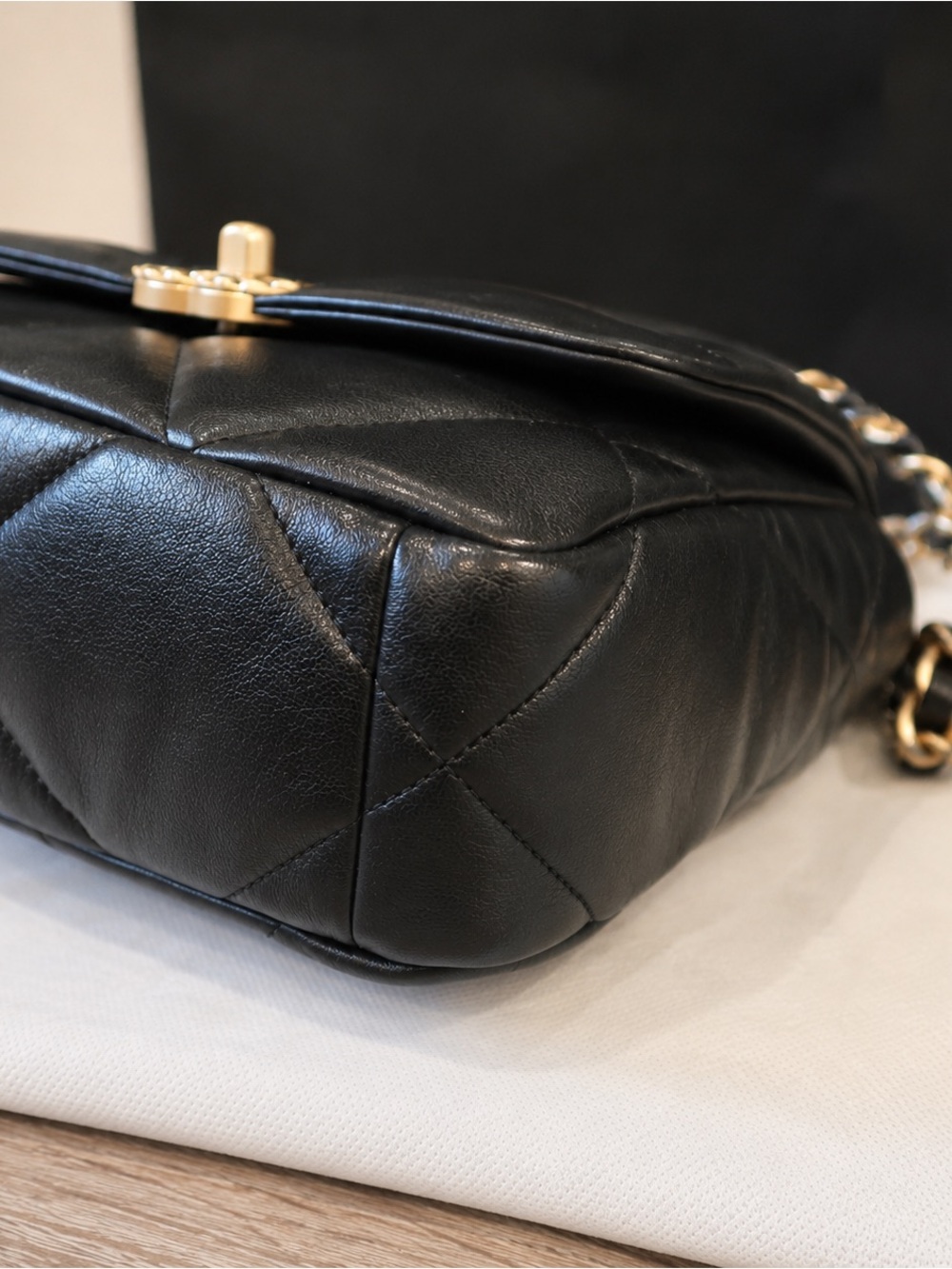 CHANEL 19 Medium Flap Bag Black Quilted Lambskin Mixed Hardware Excellent Condit - Picture 8 of 13